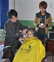 美丽园理发店来我院义务理发
