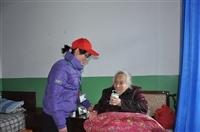蒙牛奶业员工看望院民